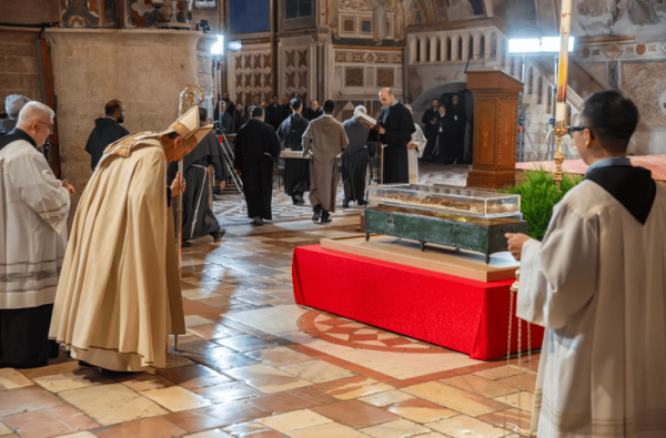 Hàng Ngàn Người Hành Hương Đổ Xô Đến Chiêm Bái Thánh Tích Của Thánh Phanxicô Assisi